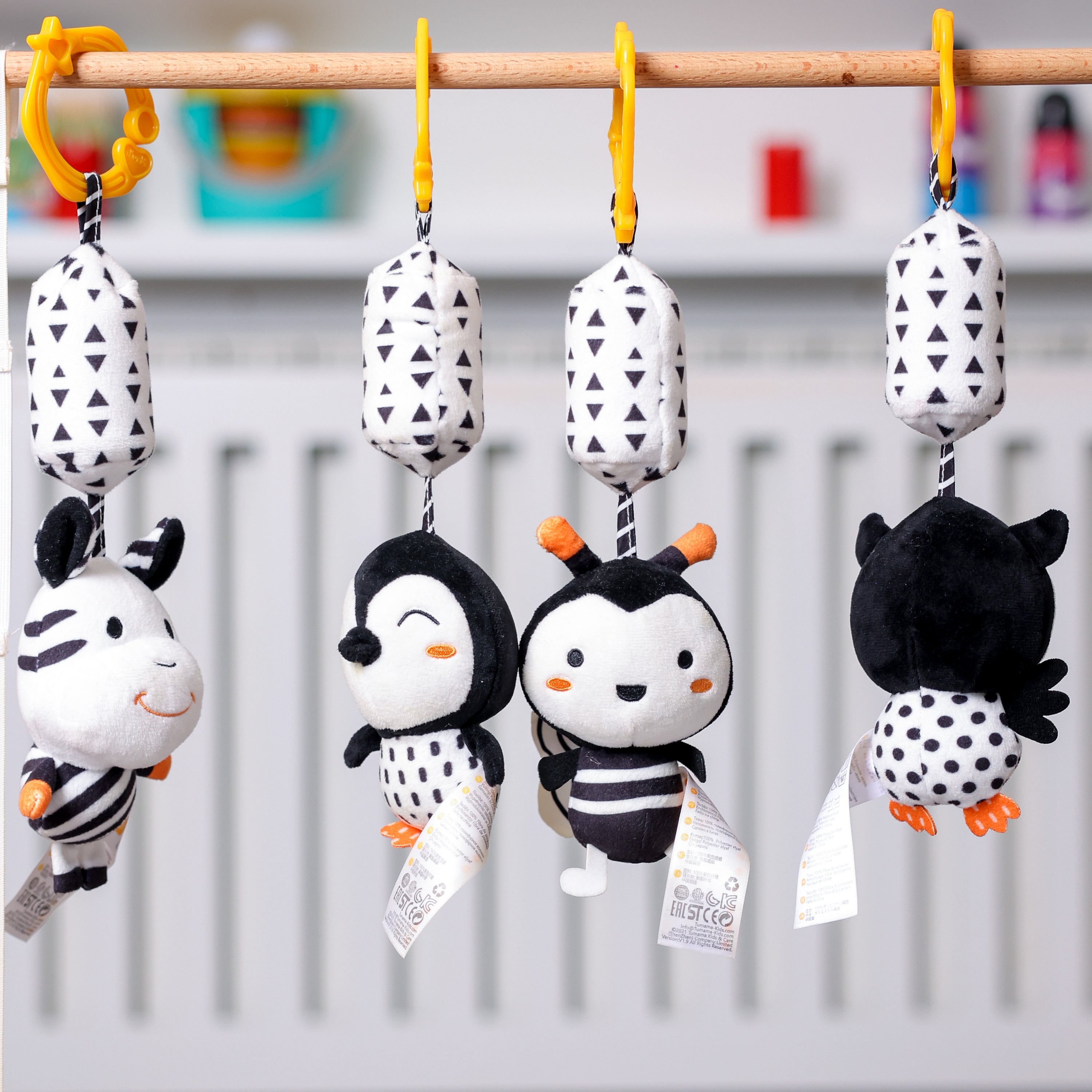 B & W hanging rattle set