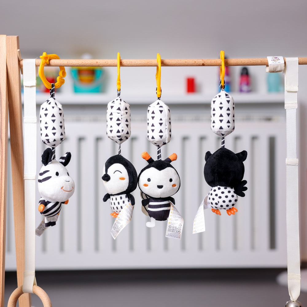B & W hanging rattle set